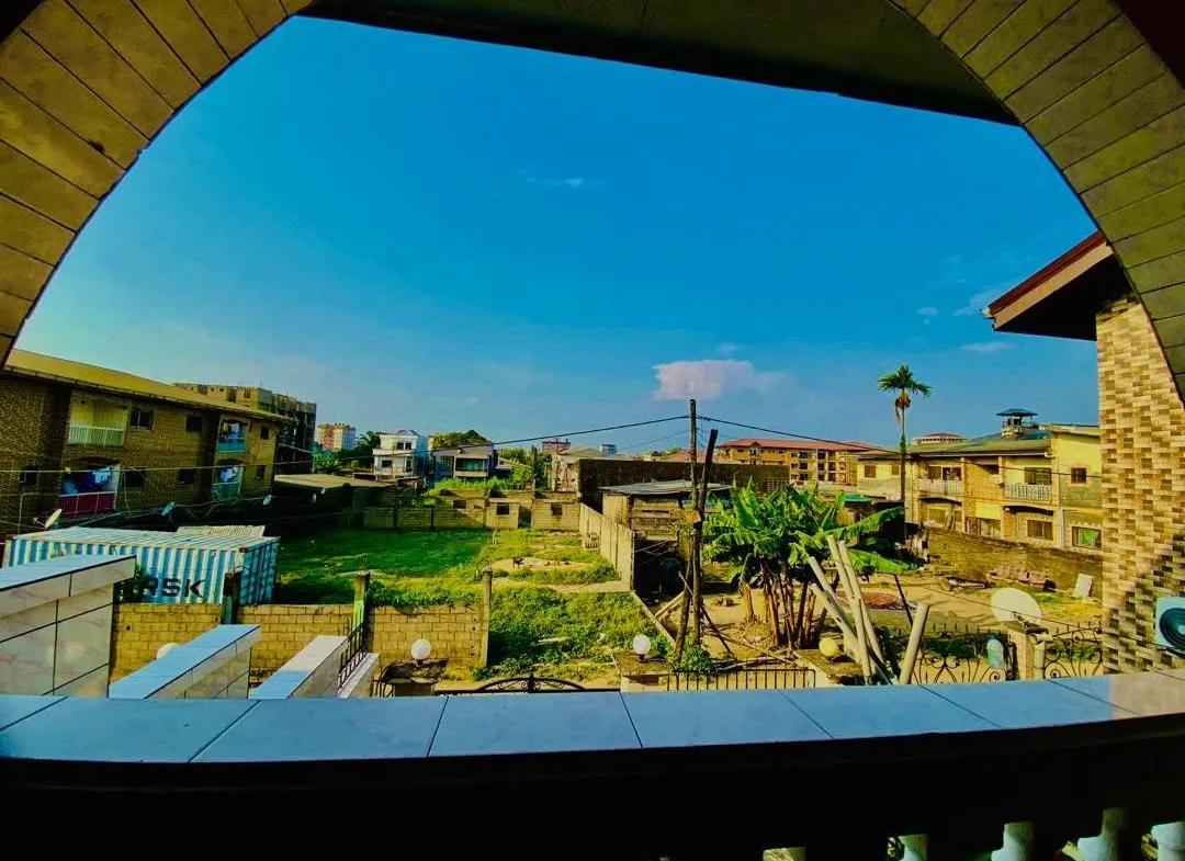 LOCATION-MEUBLEE A BONAMOUSSADI-SABLE, entrée mbanya hotel