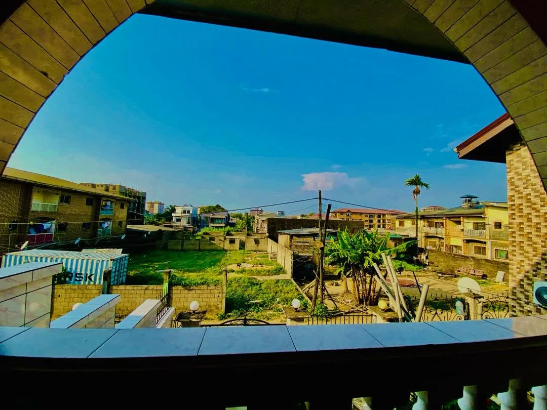 LOCATION-MEUBLEE A BONAMOUSSADI-SABLE, entrée mbanya hotel