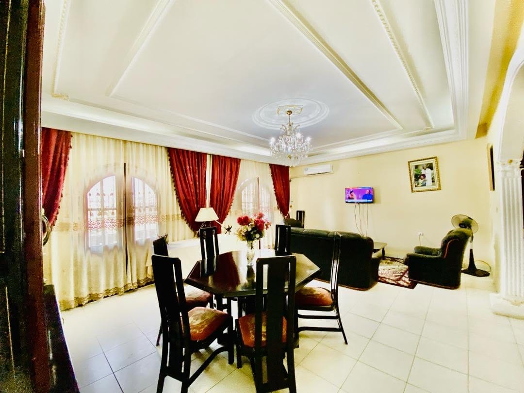 LOCATION-MEUBLEE A BONAMOUSSADI-SABLE, entrée mbanya hotel