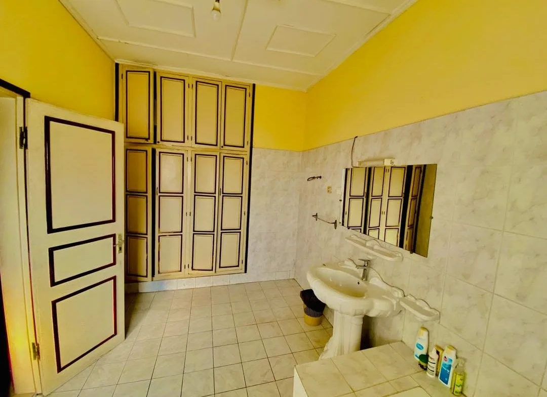 LOCATION-MEUBLEE A BONAMOUSSADI-SABLE, entrée mbanya hotel