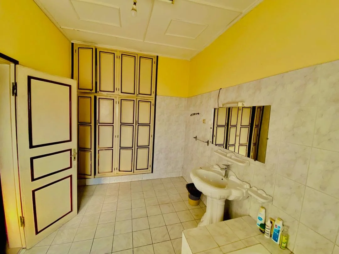 LOCATION-MEUBLEE A BONAMOUSSADI-SABLE, entrée mbanya hotel