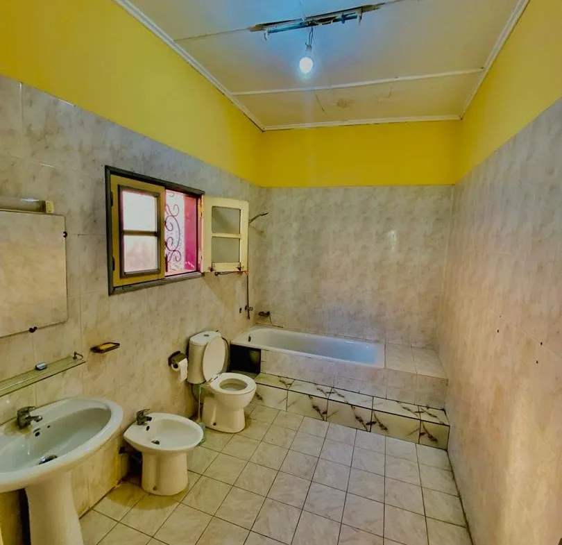 LOCATION-MEUBLEE A BONAMOUSSADI-SABLE, entrée mbanya hotel