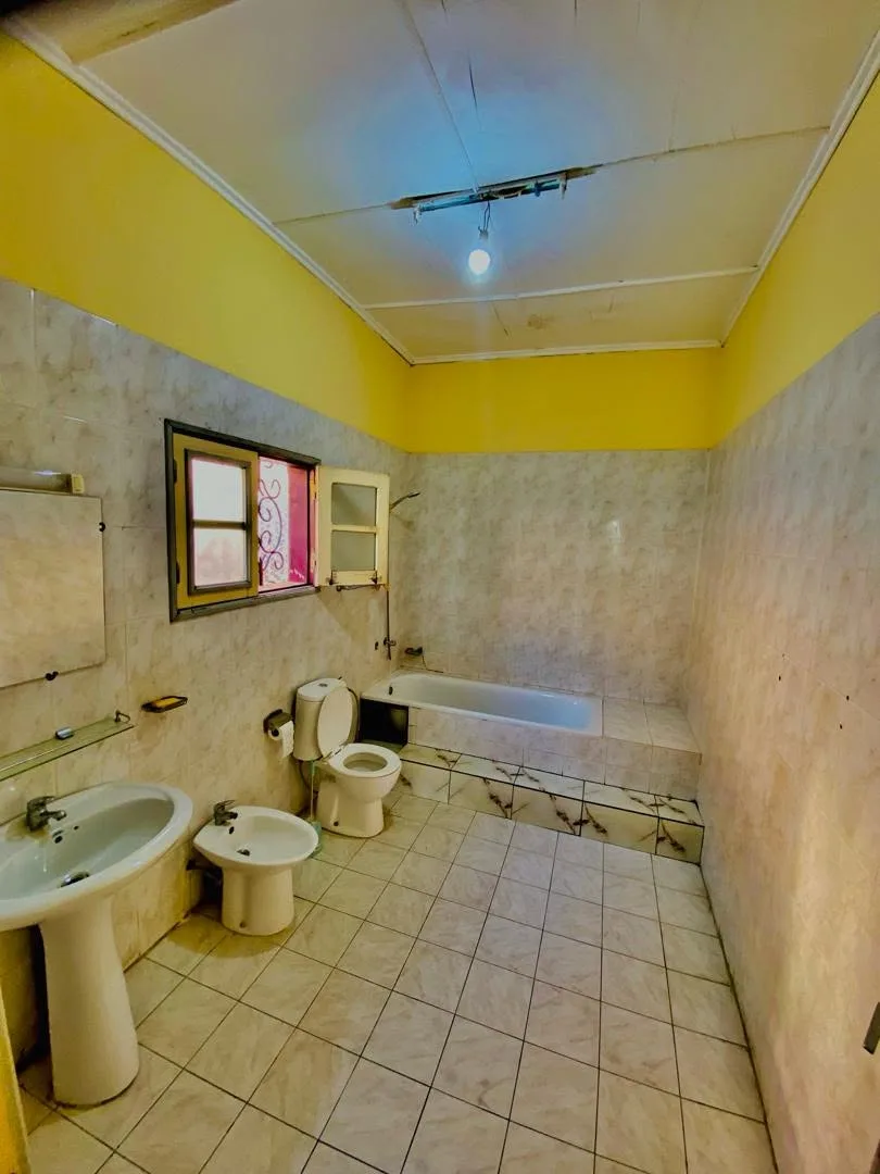 LOCATION-MEUBLEE A BONAMOUSSADI-SABLE, entrée mbanya hotel