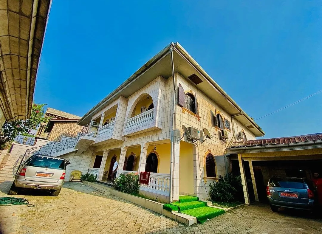 LOCATION-MEUBLEE A BONAMOUSSADI-SABLE, entrée mbanya hotel