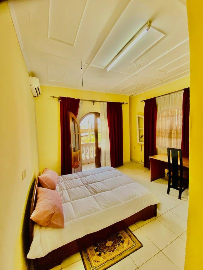 LOCATION-MEUBLEE A BONAMOUSSADI-SABLE, entrée mbanya hotel