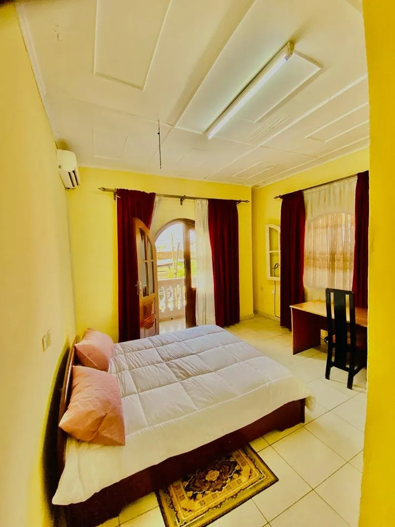 LOCATION-MEUBLEE A BONAMOUSSADI-SABLE, entrée mbanya hotel
