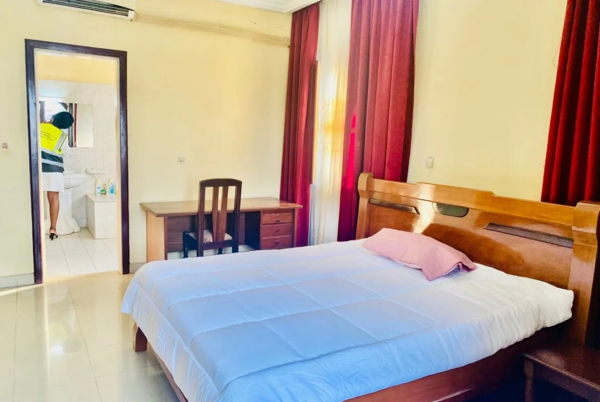 LOCATION-MEUBLEE A BONAMOUSSADI-SABLE, entrée mbanya hotel
