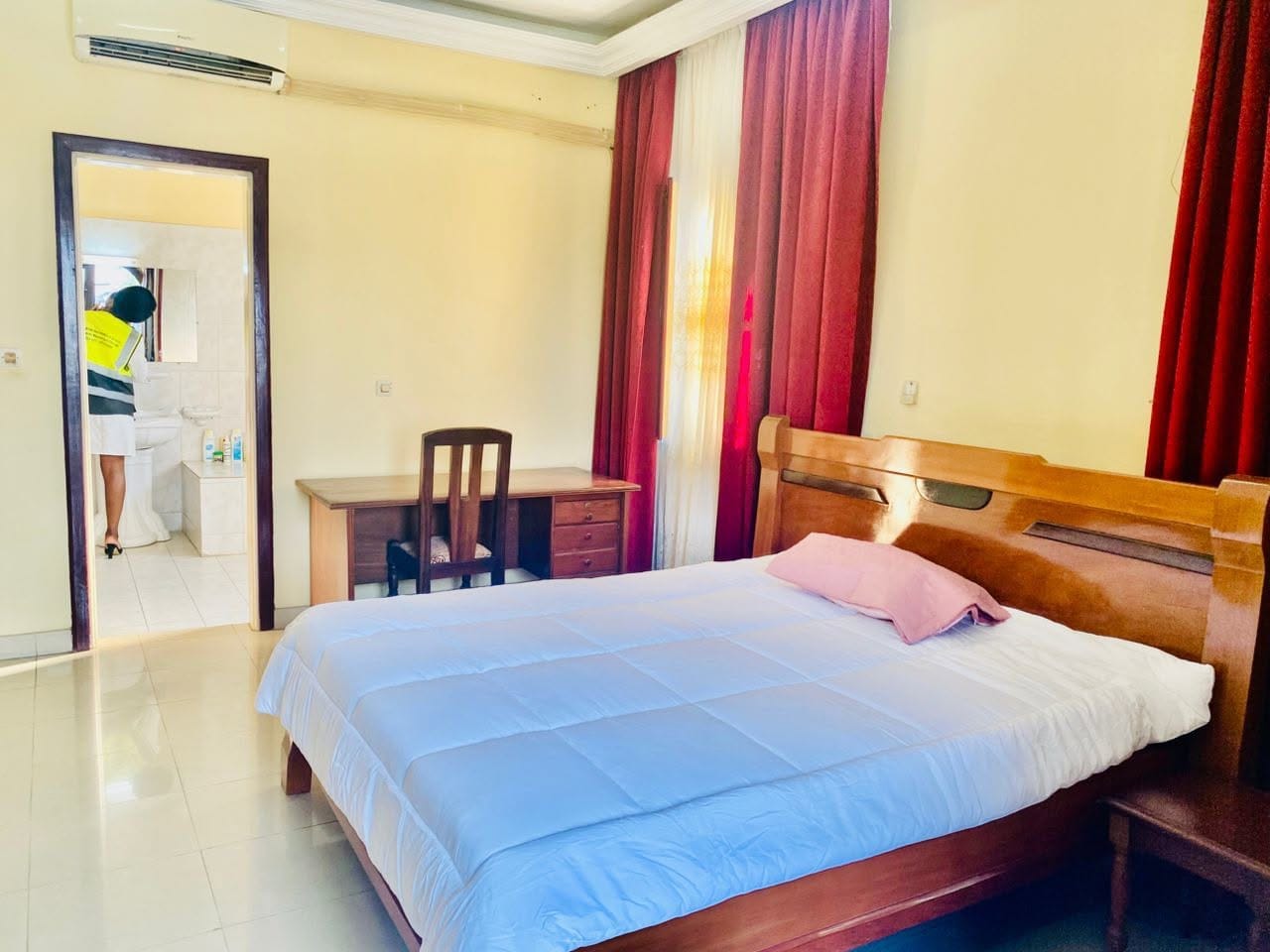 LOCATION-MEUBLEE A BONAMOUSSADI-SABLE, entrée mbanya hotel
