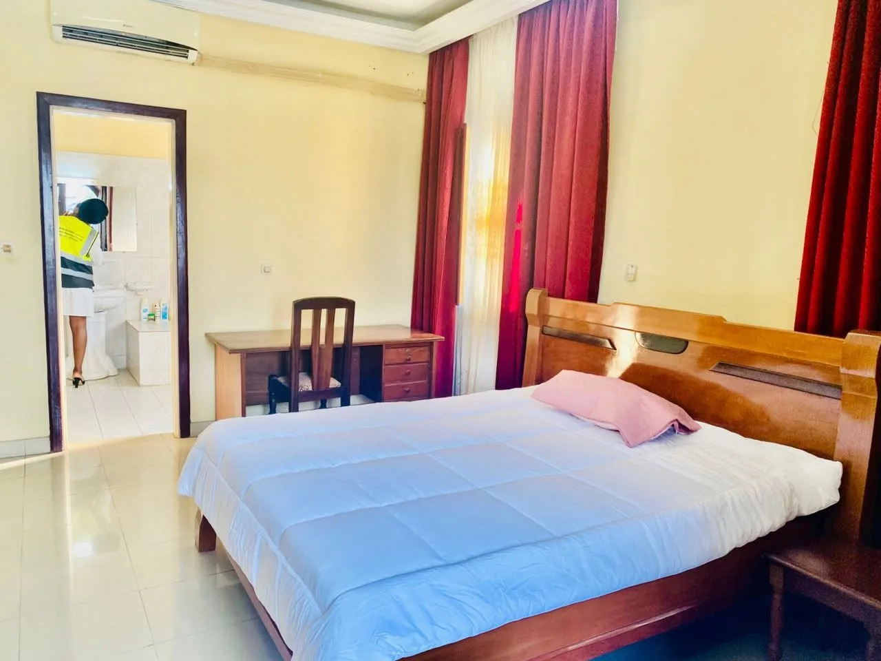 LOCATION-MEUBLEE A BONAMOUSSADI-SABLE, entrée mbanya hotel
