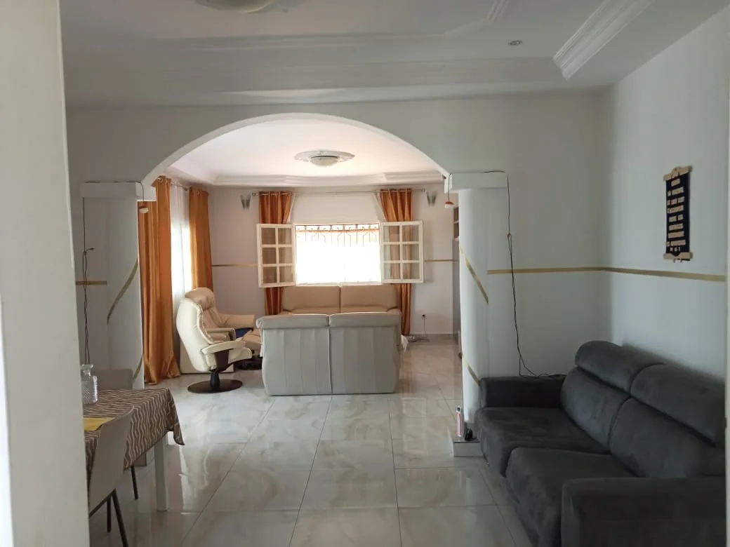 VILLA EN VENTE A NSIMALEN-YAOUNDE 400m² du goudron