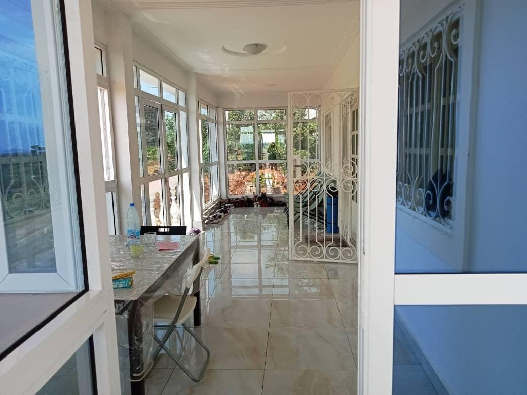 VILLA EN VENTE A NSIMALEN-YAOUNDE 400m² du goudron