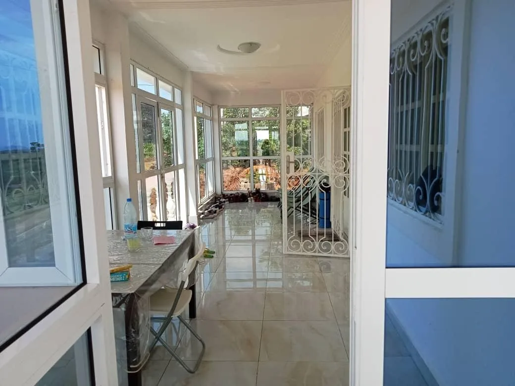 VILLA EN VENTE A NSIMALEN-YAOUNDE 400m² du goudron