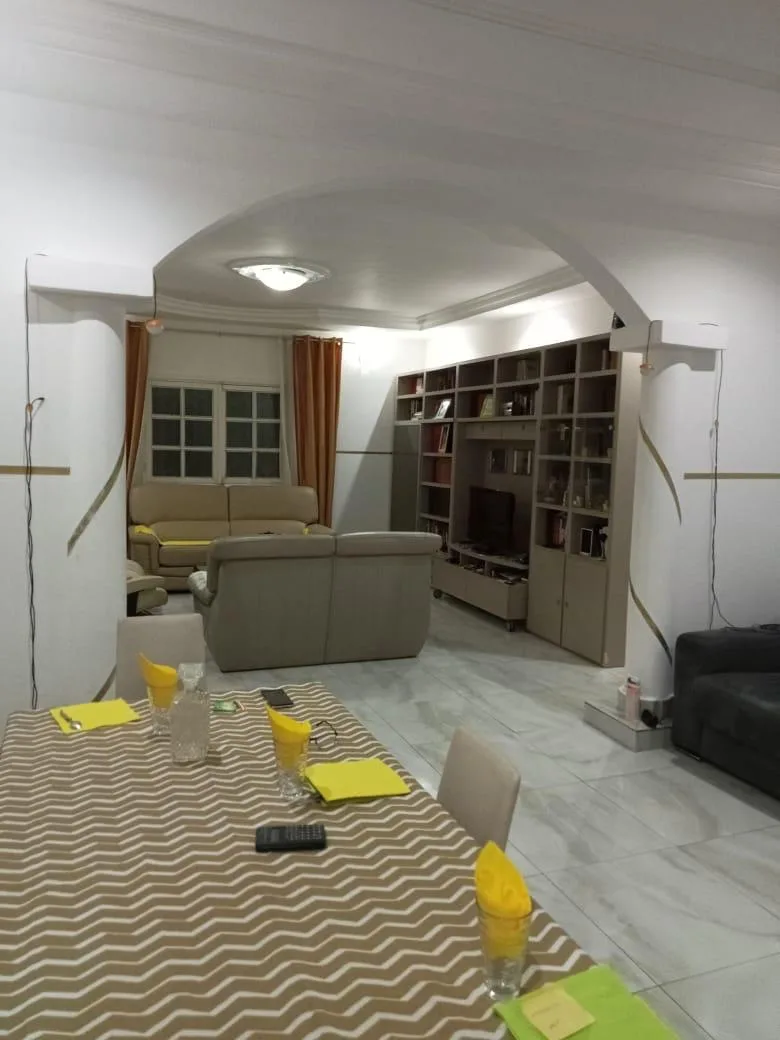 VILLA EN VENTE A NSIMALEN-YAOUNDE 400m² du goudron