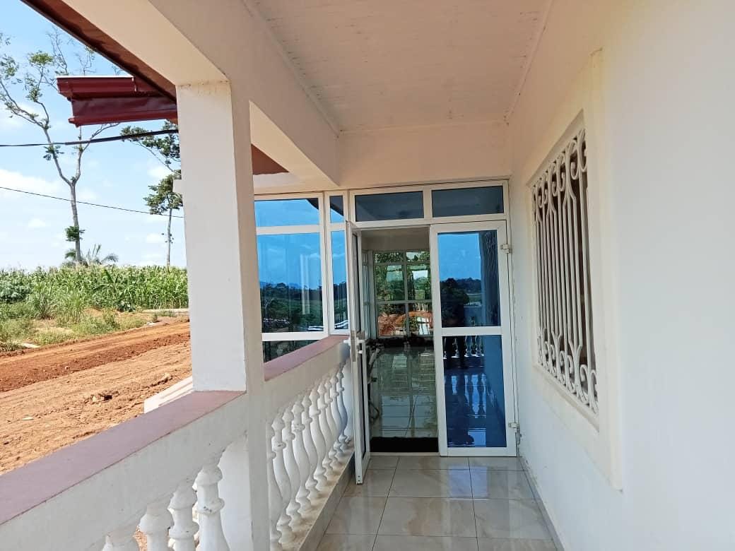 VILLA EN VENTE A NSIMALEN-YAOUNDE 400m² du goudron