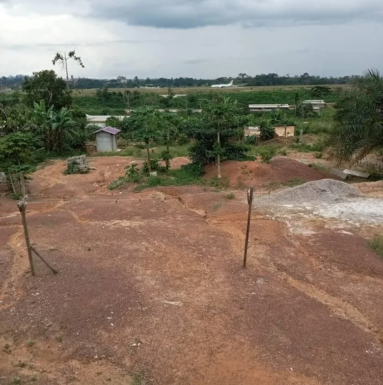 VILLA EN VENTE A NSIMALEN-YAOUNDE 400m² du goudron