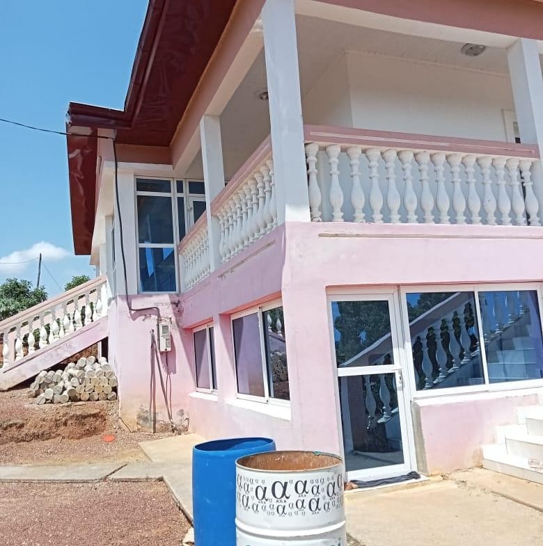VILLA EN VENTE A NSIMALEN-YAOUNDE 400m² du goudron