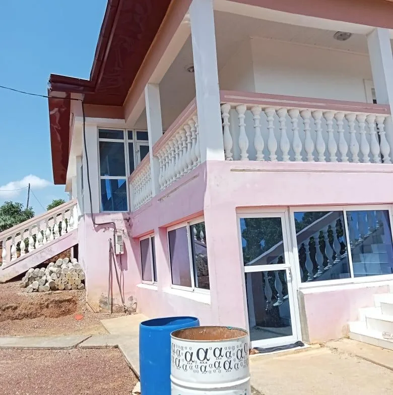 VILLA EN VENTE A NSIMALEN-YAOUNDE 400m² du goudron