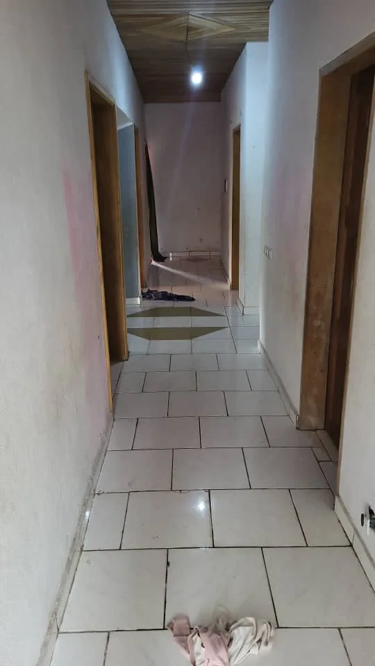 VILLA EN VENTE A NSIMALEN-YAOUNDE 400m² du goudron