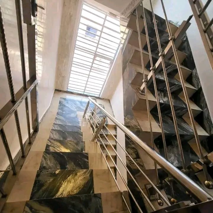 TRIPLEX AVEC DEPENDANCE A VENDRE _ YAOUNDE AWAE ESCALIER