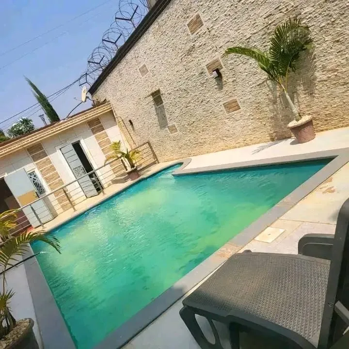 TRIPLEX AVEC DEPENDANCE A VENDRE _ YAOUNDE AWAE ESCALIER