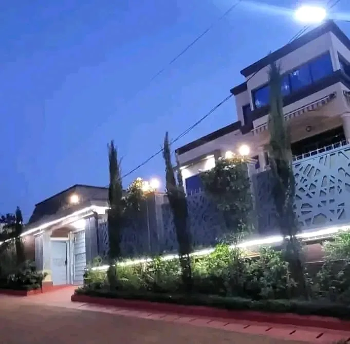 TRIPLEX AVEC DEPENDANCE A VENDRE _ YAOUNDE AWAE ESCALIER