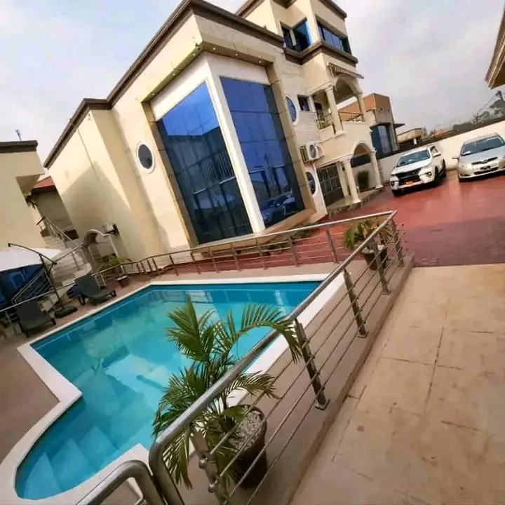 TRIPLEX AVEC DEPENDANCE A VENDRE _ YAOUNDE AWAE ESCALIER