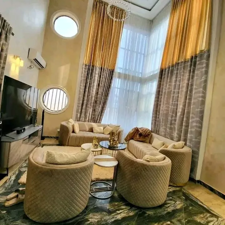TRIPLEX AVEC DEPENDANCE A VENDRE _ YAOUNDE AWAE ESCALIER