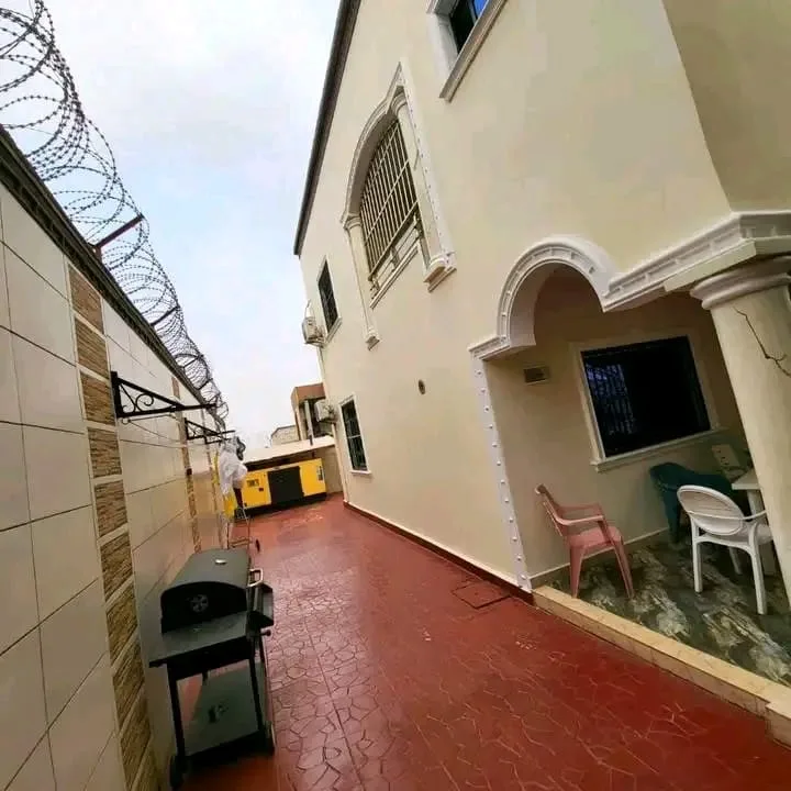 TRIPLEX AVEC DEPENDANCE A VENDRE _ YAOUNDE AWAE ESCALIER