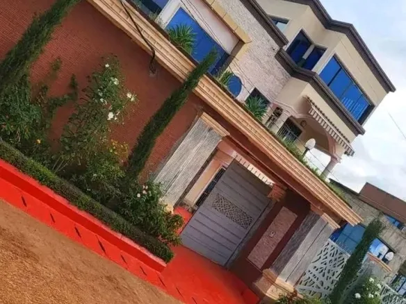 TRIPLEX AVEC DEPENDANCE A VENDRE _ YAOUNDE AWAE ESCALIER