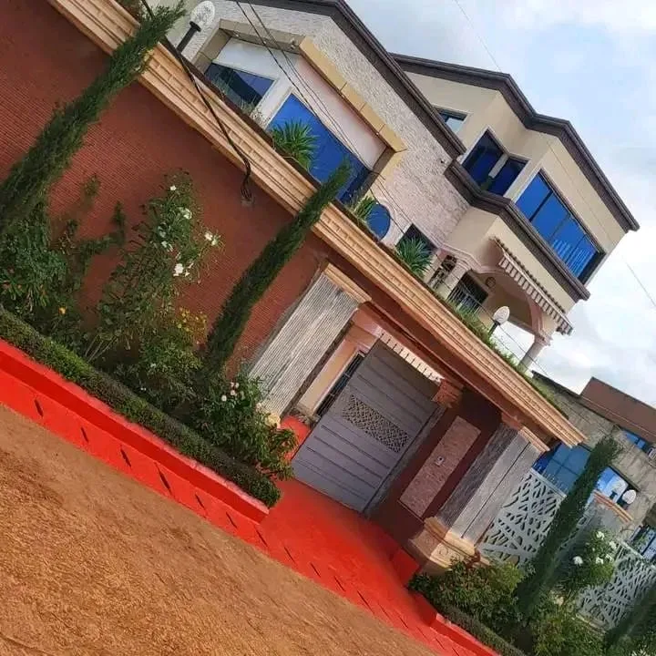 TRIPLEX AVEC DEPENDANCE A VENDRE _ YAOUNDE AWAE ESCALIER