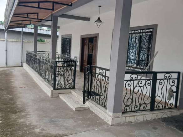 VILLA EN VENTE DANS LE QUARTIER LOGBABA