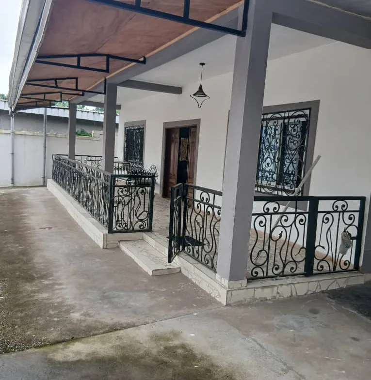 VILLA EN VENTE DANS LE QUARTIER LOGBABA
