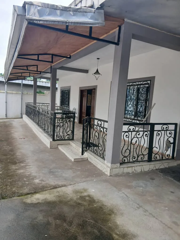 VILLA EN VENTE DANS LE QUARTIER LOGBABA