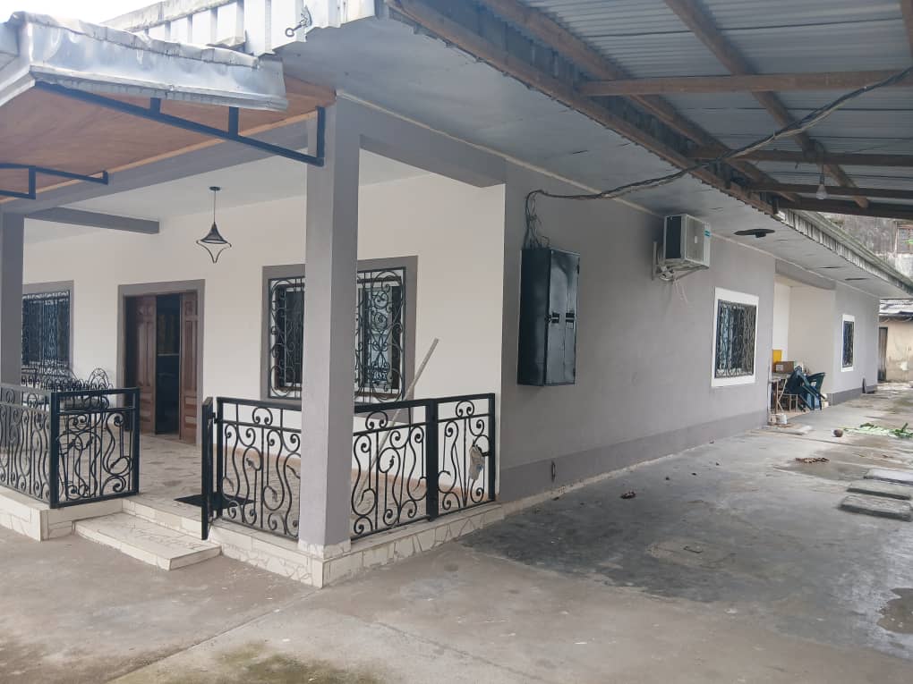 VILLA EN VENTE DANS LE QUARTIER LOGBABA