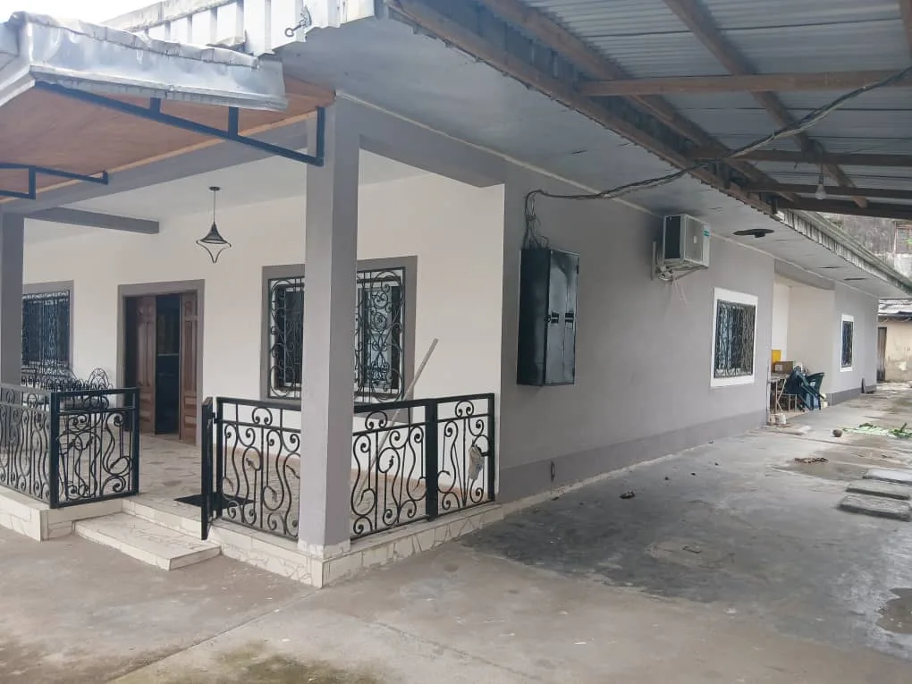 VILLA EN VENTE DANS LE QUARTIER LOGBABA