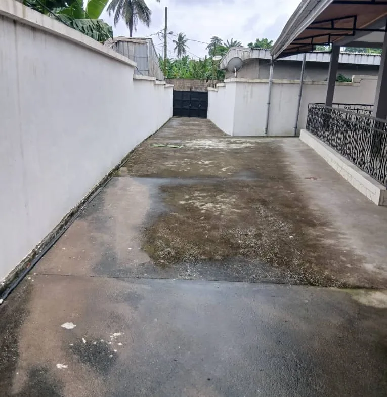 VILLA EN VENTE DANS LE QUARTIER LOGBABA