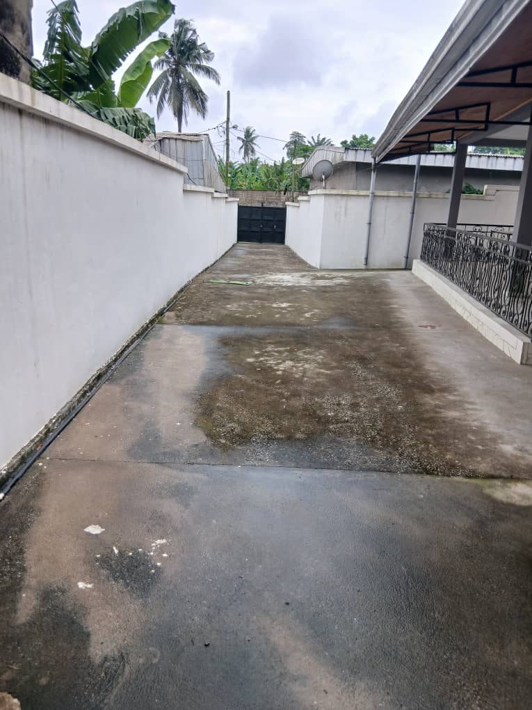 VILLA EN VENTE DANS LE QUARTIER LOGBABA