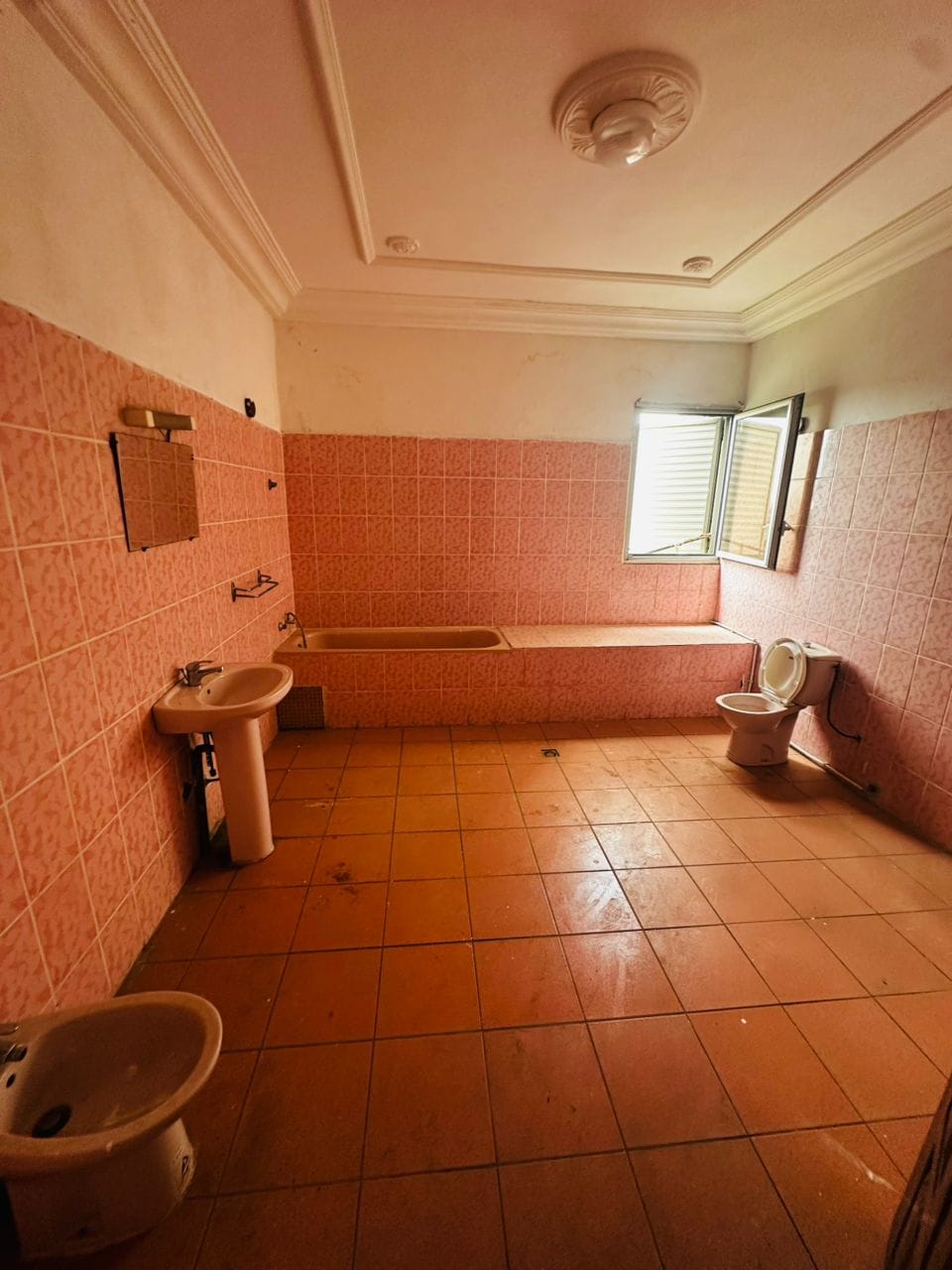 À VENDRE – VASTE DUPLEX HAUT STANDING À BONAMOUSSADI – DOUALA 5ᵉ
