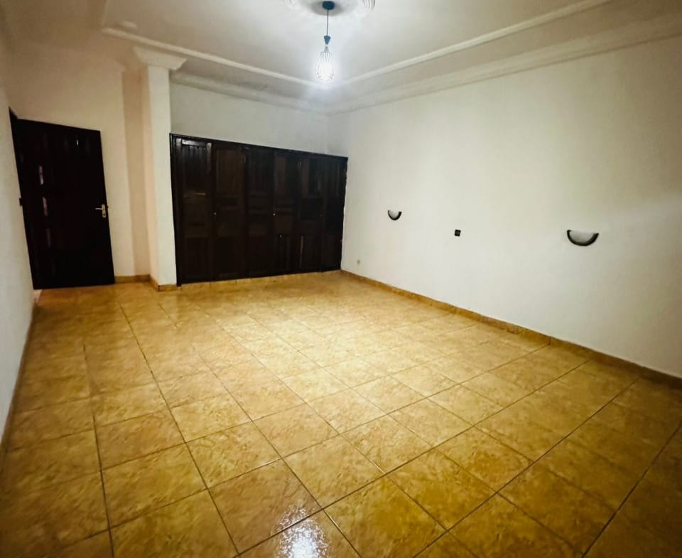 À VENDRE – VASTE DUPLEX HAUT STANDING À BONAMOUSSADI – DOUALA 5ᵉ