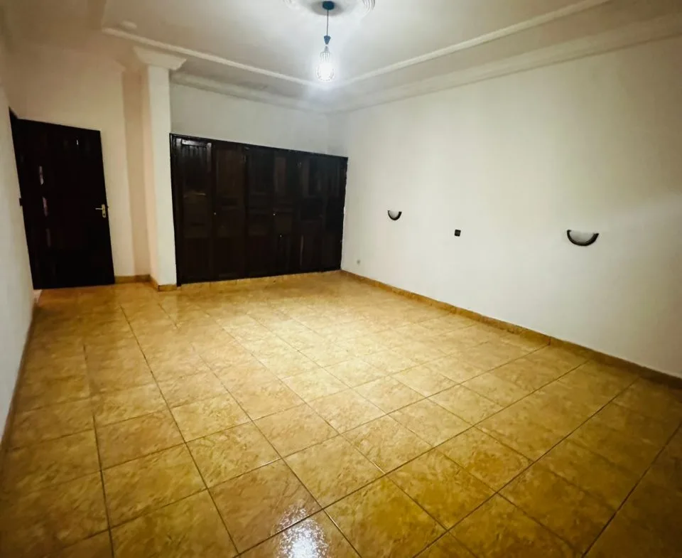 À VENDRE – VASTE DUPLEX HAUT STANDING À BONAMOUSSADI – DOUALA 5ᵉ