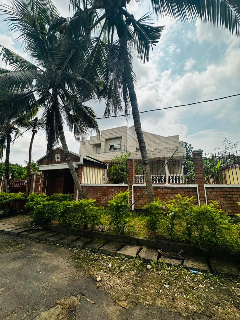 À VENDRE – VASTE DUPLEX HAUT STANDING À BONAMOUSSADI – DOUALA 5ᵉ