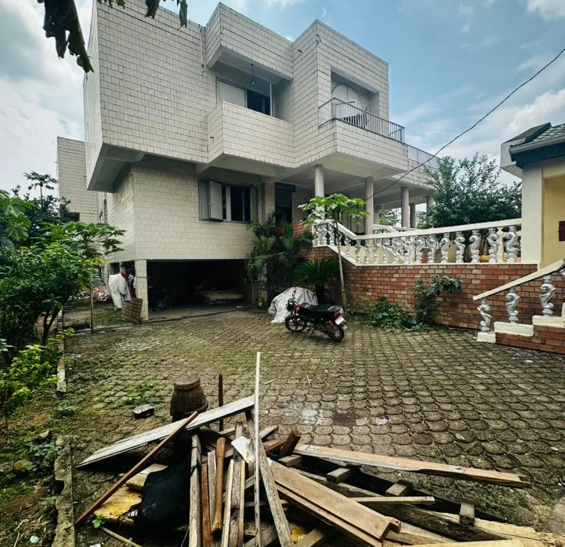 À VENDRE – VASTE DUPLEX HAUT STANDING À BONAMOUSSADI – DOUALA 5ᵉ