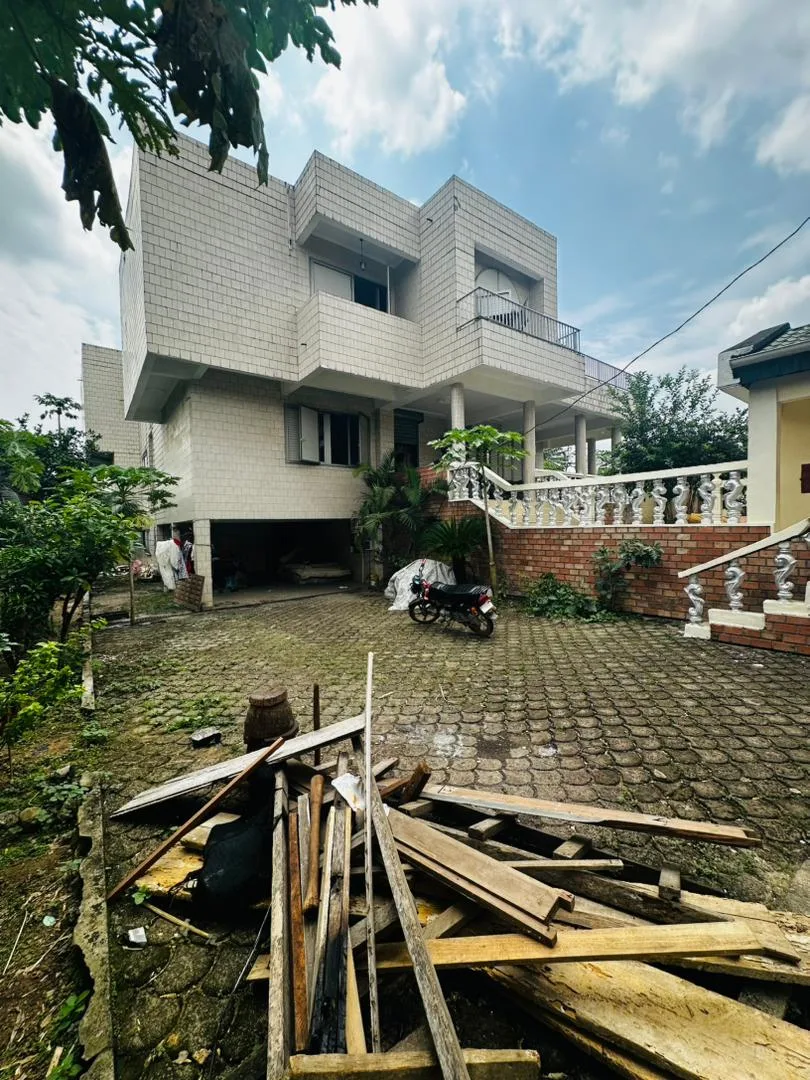 À VENDRE – VASTE DUPLEX HAUT STANDING À BONAMOUSSADI – DOUALA 5ᵉ