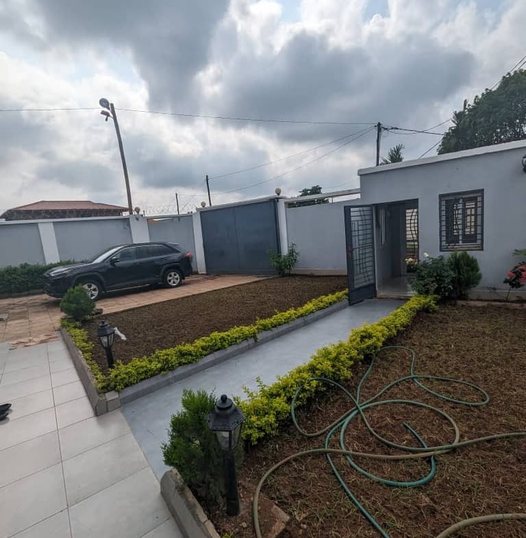 SOMPTUEUX DUPLEX A VENDRE A ODZA BORNE 12 , ASSESSIBLE A 200 FCFA EN MOTO