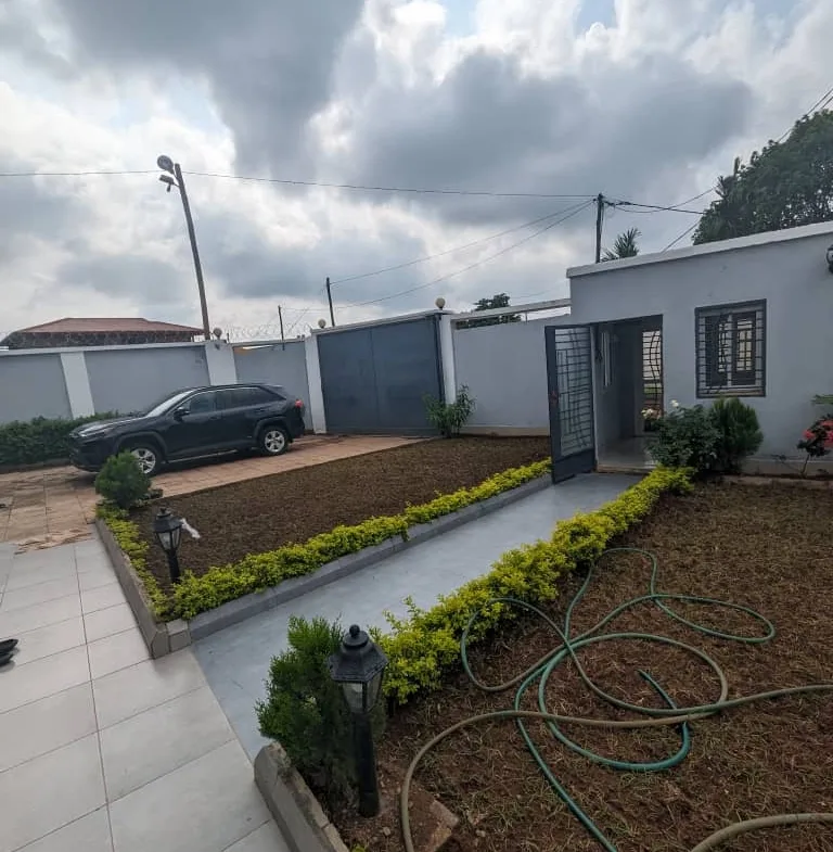 SOMPTUEUX DUPLEX A VENDRE A ODZA BORNE 12 , ASSESSIBLE A 200 FCFA EN MOTO