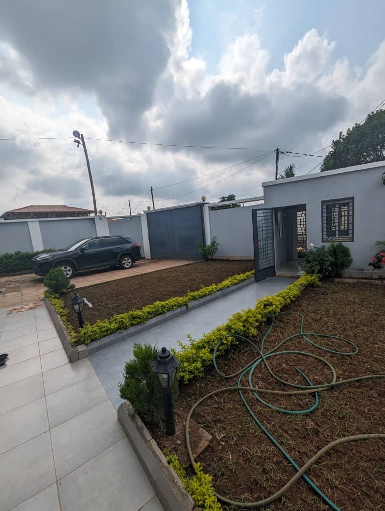 SOMPTUEUX DUPLEX A VENDRE A ODZA BORNE 12 , ASSESSIBLE A 200 FCFA EN MOTO