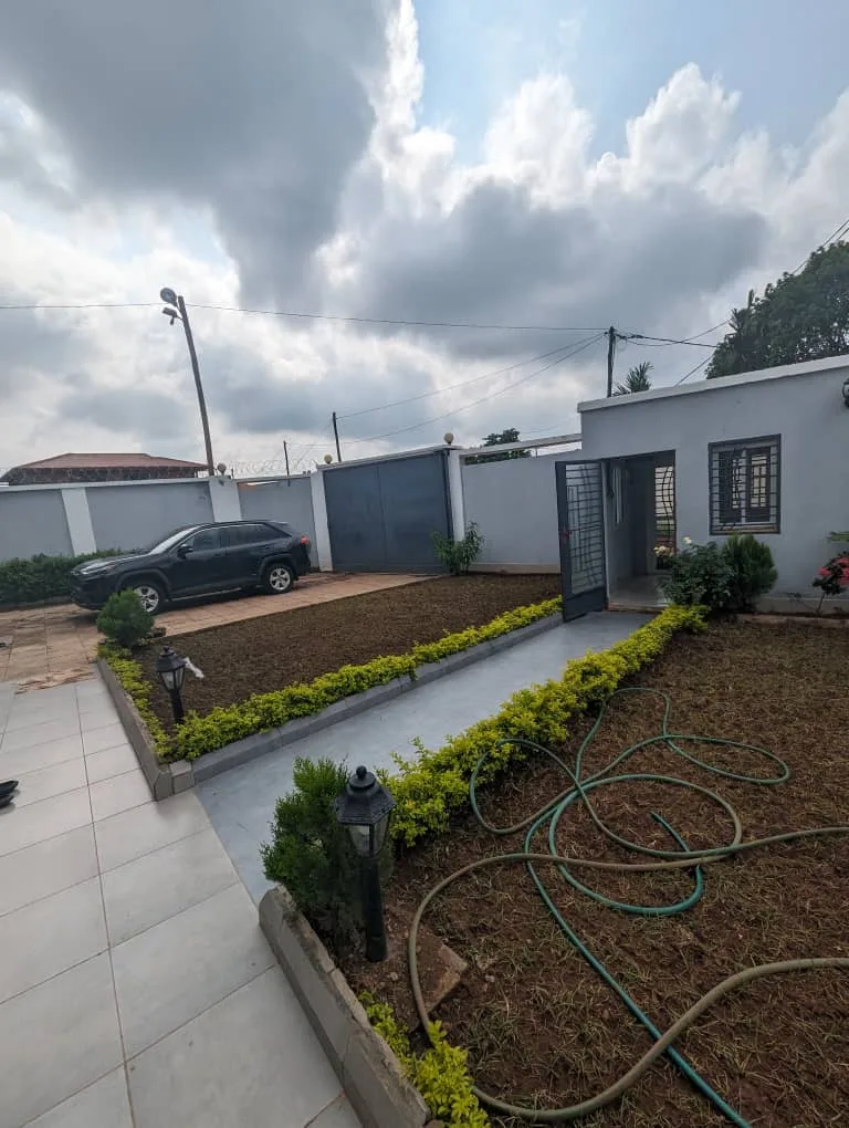 SOMPTUEUX DUPLEX A VENDRE A ODZA BORNE 12 , ASSESSIBLE A 200 FCFA EN MOTO