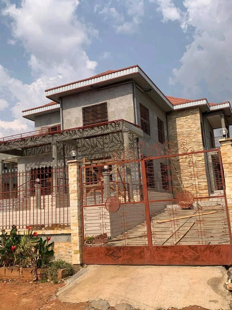 DUPLEX HAUT STANDING A VENDRE – CLE EN MAIN A YAOUNDE , ODZA AUBERGE BLEUE