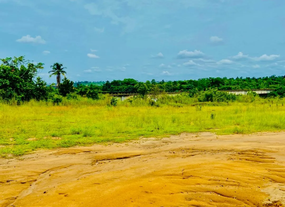 TERRAIN TITRÉ À VENDRE À JAPOMA BEACH — BÂCHE BLEUE