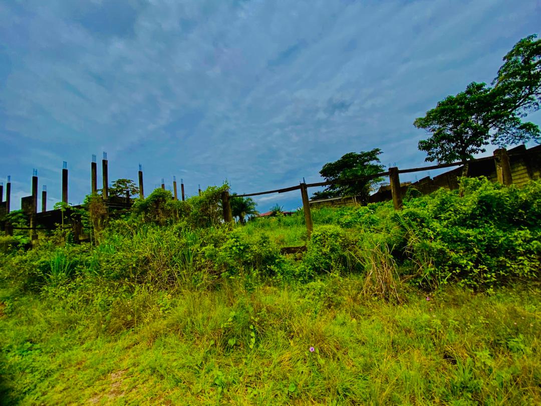 TERRAIN TITRÉ À VENDRE À JAPOMA BEACH — BÂCHE BLEUE